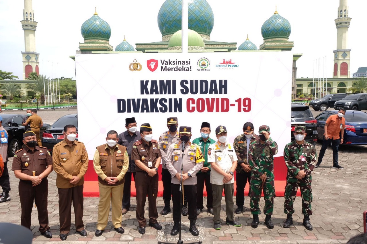 polda riau gelar vaksin merdeka kapolda tren positifity dari 31 persen menjadi 6 persen 27130