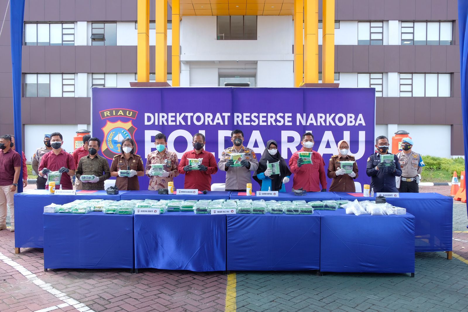 polda riau musnahkan barang bukti 86 kg sabu dari 6 orang pelaku 24849