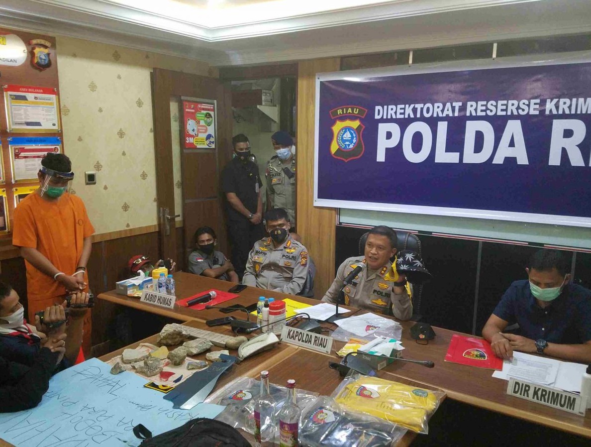 polda riau tangkap mahasiswa gadungan perusak mobil dinas polisi 15748
