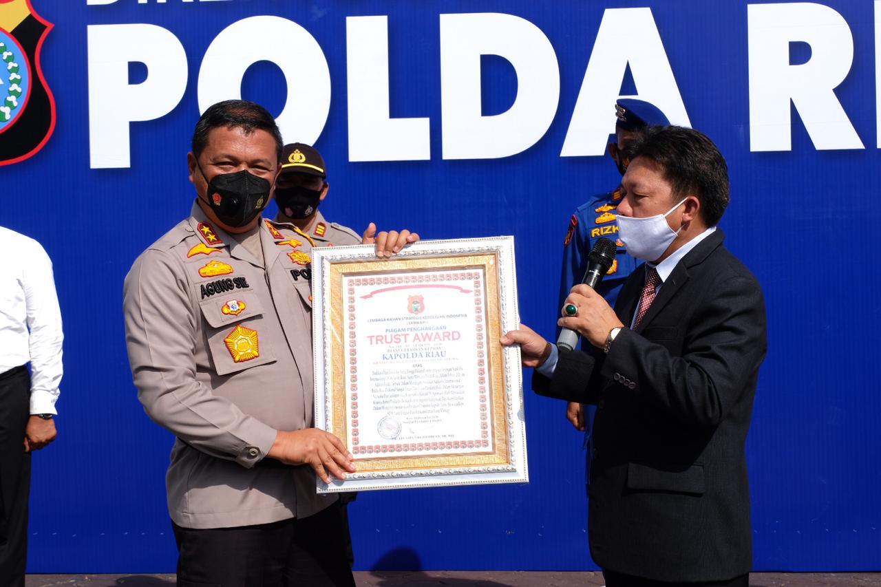 polda riau terima penghargaan trust award dari lemkapi 32857