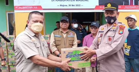 polda sulbar salurkan bantuan kepada korban banjir di malunda 47109
