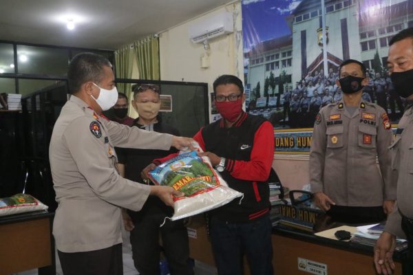 polda sulsel bagikan 100 karung beras kepada wartawan 12796