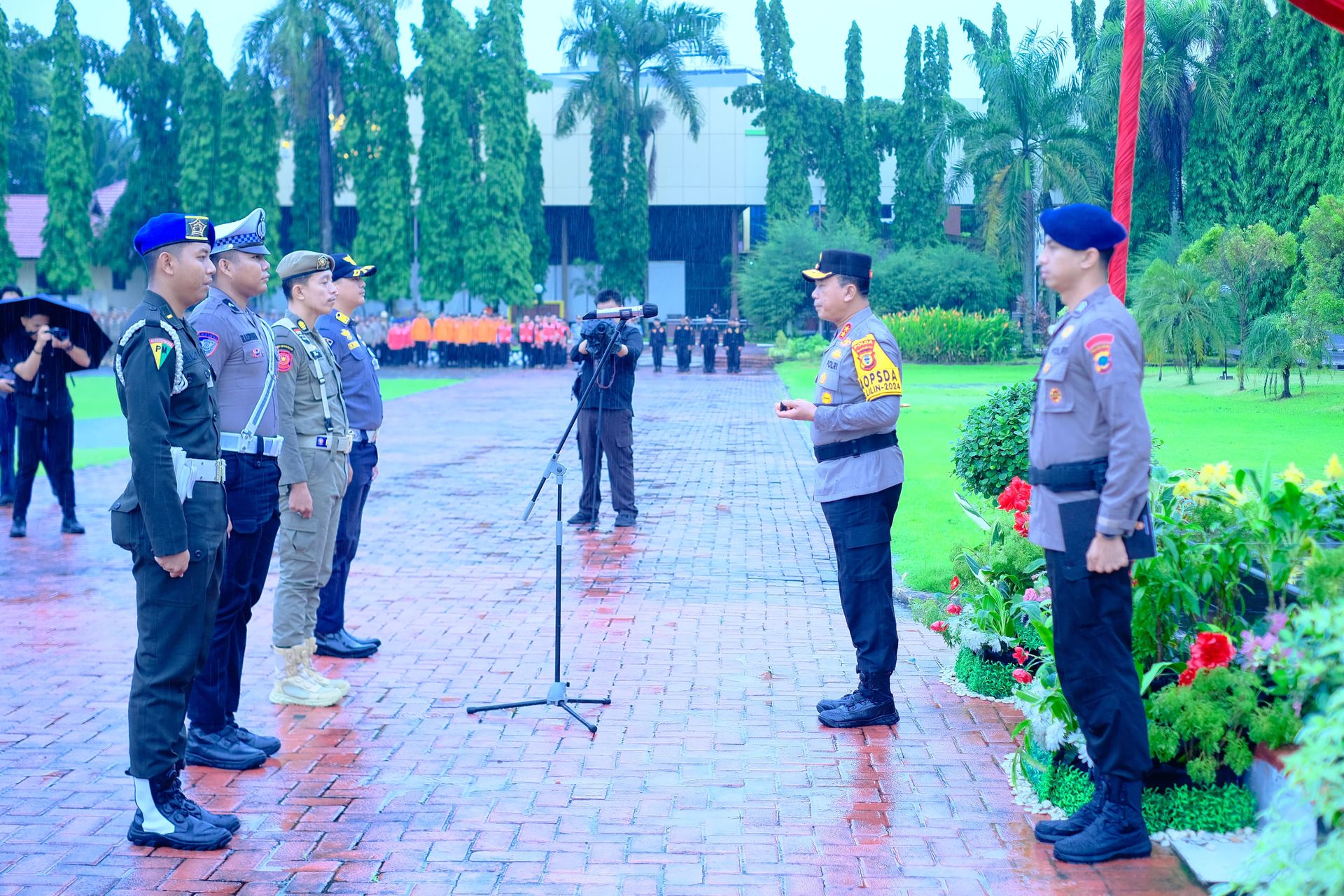 polda sulsel kerahkan 80 ribu personel gabungan tni polri aman nataru 2024 82151