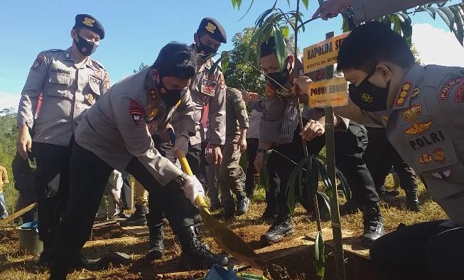 polda sulsel salurkan bantuan sembako dan tanam pohon 29031