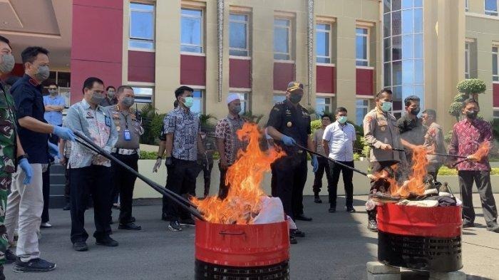 polda sulteng musnahkan 15 kg narkoba 60 ball pakaian dan 72 karung sepatu bekas impor 61519