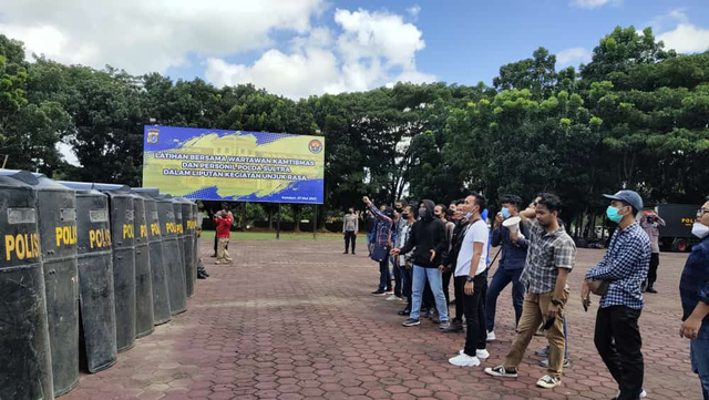 polda sultra bekali wartawan meliput aman di tengah unjuk rasa 28618