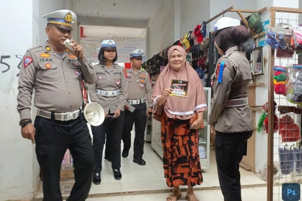 polda sultra berikan edukasi tertib berlalu lintas di pasar tradisional kendari 71492