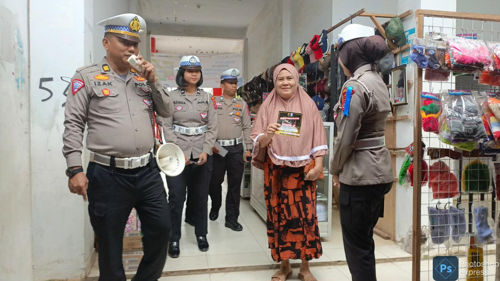 polda sultra berikan edukasi tertib berlalu lintas di pasar tradisional kendari 71492