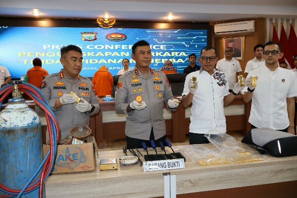 polda sulut berhasil gagalkan pengiriman 10 kg emas yang diduga hasil peti 73059