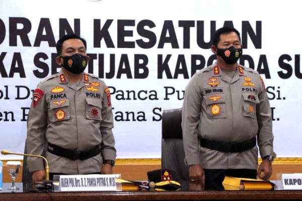 polda sulut laksanakan lapsat dan penandatanganan memori sertijab kapolda 36802
