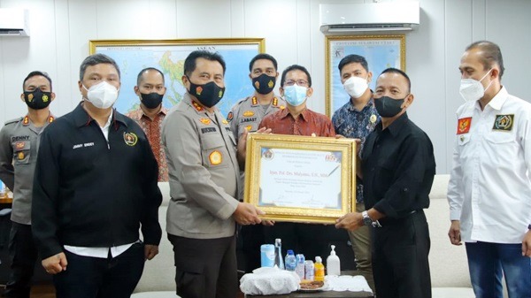polda sulut received an award of prominent figure for the press 20976