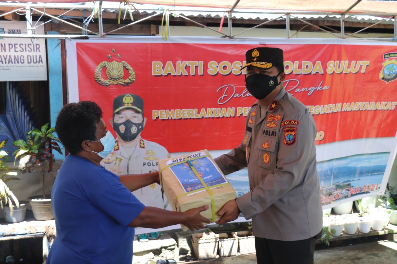 polda sulut salurkan sebanyak 1 100 paket sembako untuk masyarakat yang terdampak pandemi covid 19 26427