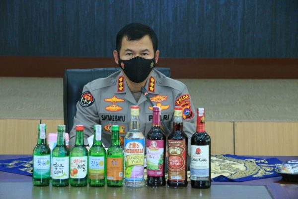 polda sumbar berhasil amankan ribuan minuman beralkohol tidak miliki izin 17612