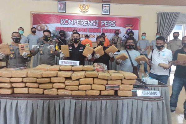 polda sumbar gelar konferensi pers terkait keberhasilan ungkap 135 kilogram ganja 15773