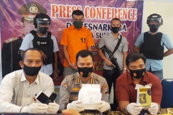 polda sumbar gelar press conference terkait pengungkapan narkoba jenis sabu sebanyak 1 kg 15676