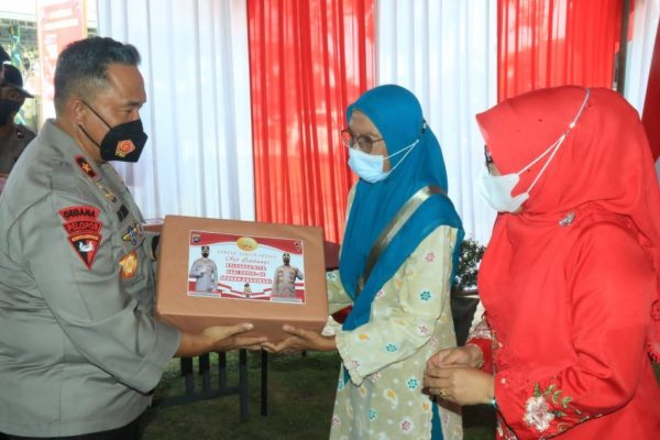 polda sumbar gelar vaksinasi gratis dan pemberian baksos pada warga sumbar 24715
