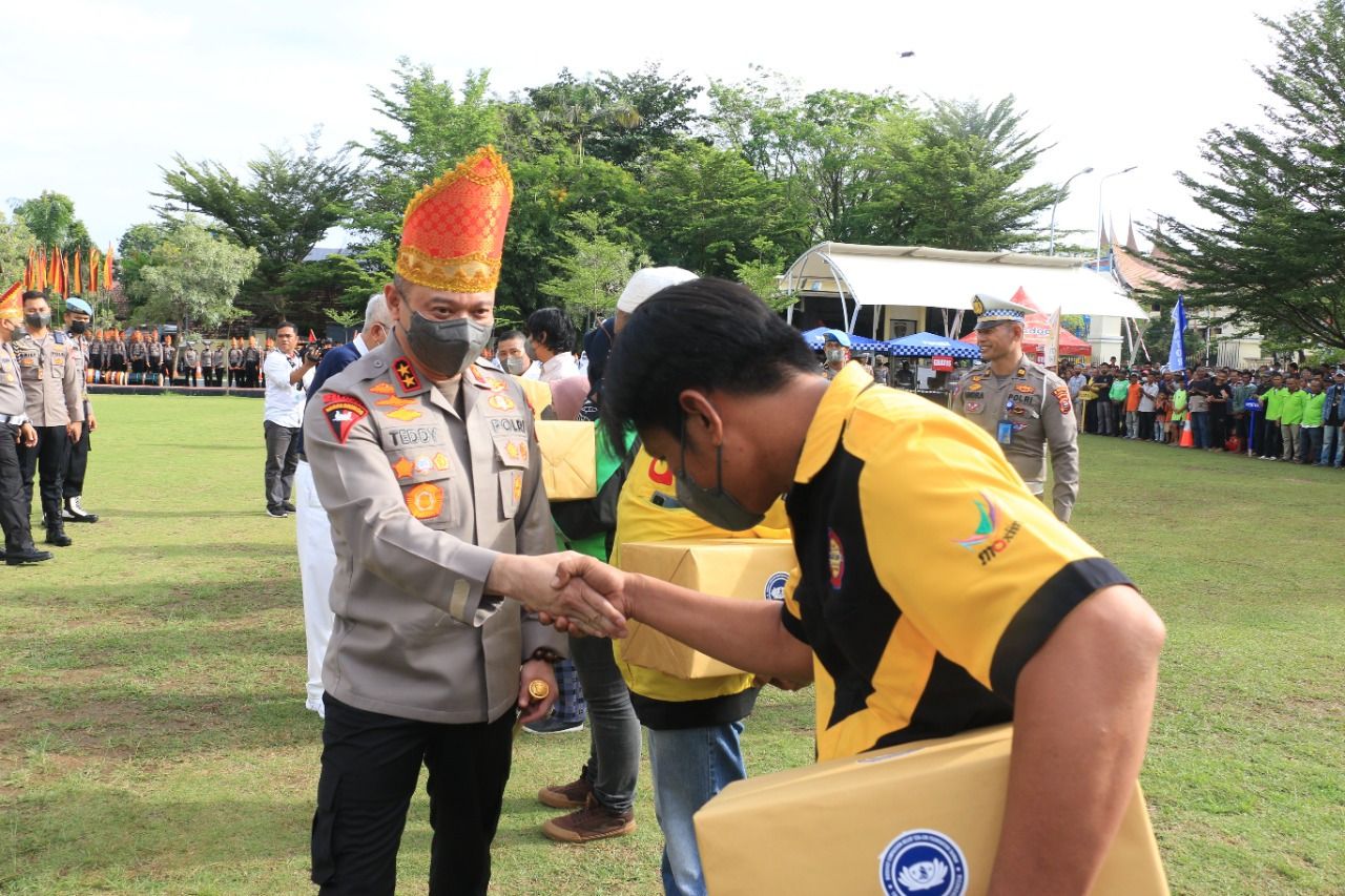 polda sumbar salurkan 5 000 paket bansos kepada komunitas ojek angkot dan bentor 49939