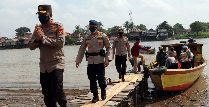 polda sumsel bagikan paket sembako bagi warga terdampak ppkm mikro 13281