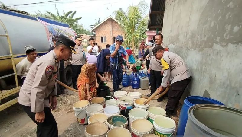 polda sumsel bantu masyarakat kesulitan air bersih 64771