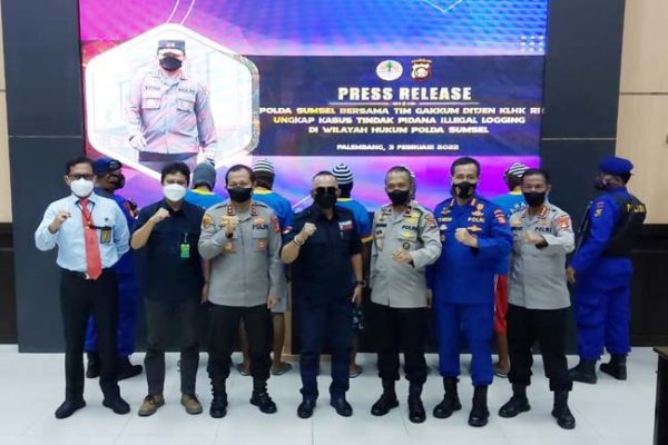 polda sumsel berhasil amankan enam tersangka terkait ilegal logging di kabupaten banyuasin 17674