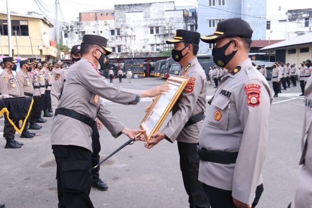 polda sumsel beri penghargaan pada 51 personel berprestasi 30809