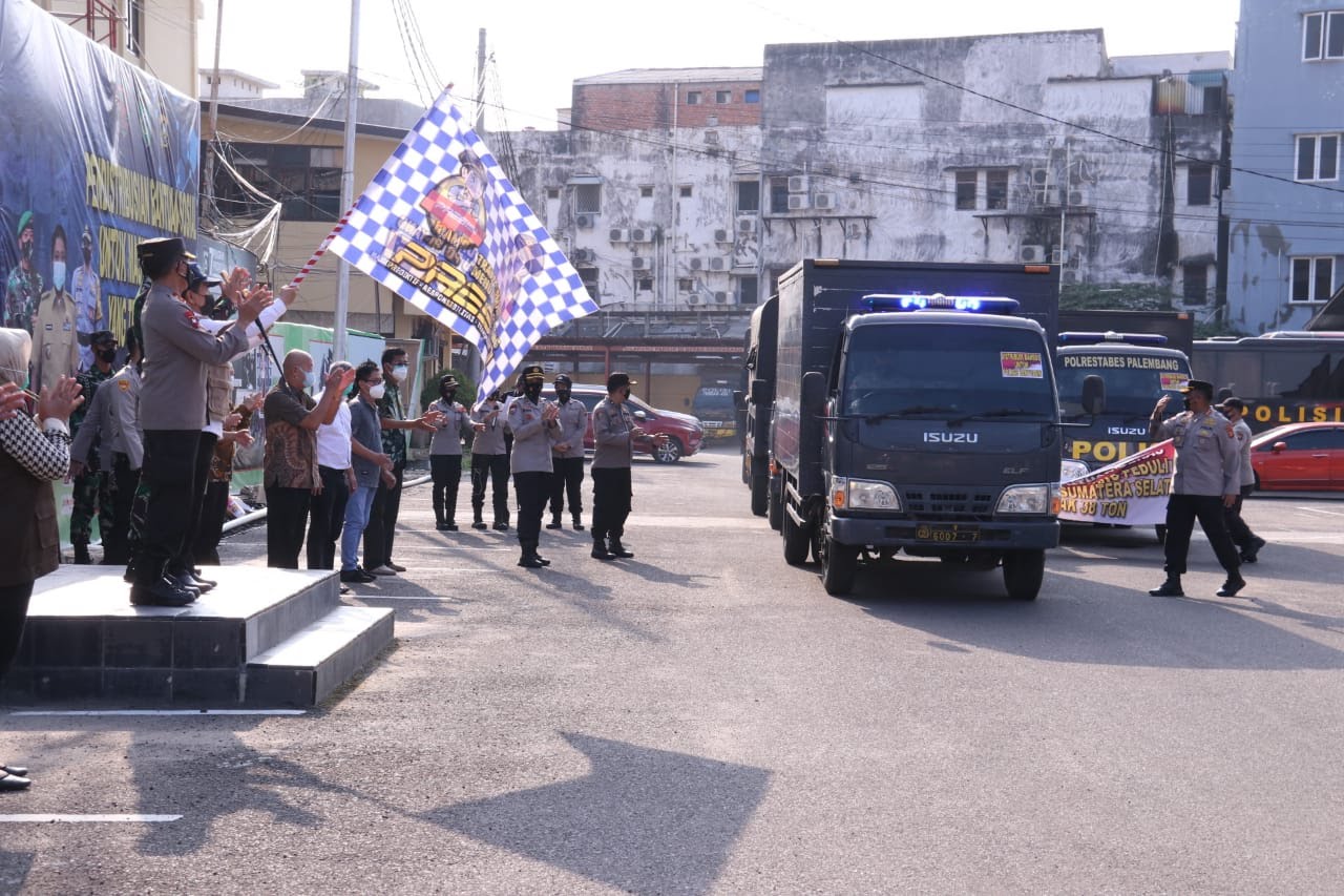 polda sumsel distribusikan bantuan beras sebanyak 948 ton bantu masyarakat yang terdampak pandemi covid 19 29376