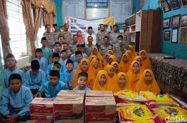 polda sumsel gelar kegiatan pemberian paket sembako untuk anak yatim piatu 71490