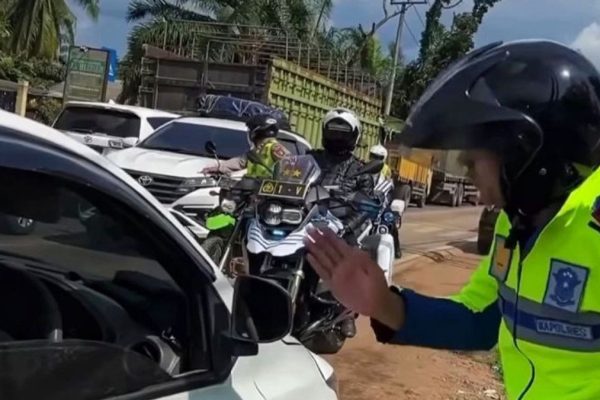 polda sumsel kerahkan personel di tanjakan jl batung lintas timur guna antisipasi macet arus balik 72637