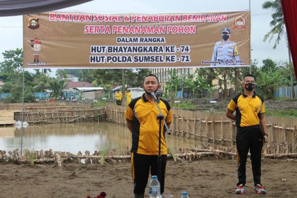 polda sumsel laksanakan penaburan benih ikan dan penanaman pohon 11101