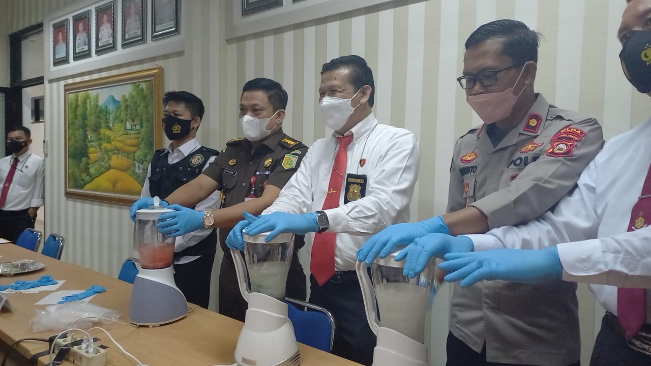 polda sumsel musnhakan sabu seberat 17 kg dan 468 butir ekstasi hasil penangkapan 6 orang tersangka 27012