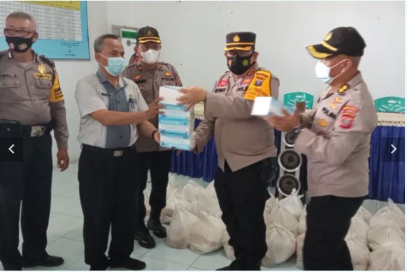 polda sumut bagikan 100 paket bansos dan masker bagi warga yang terdampak covid 19 13027