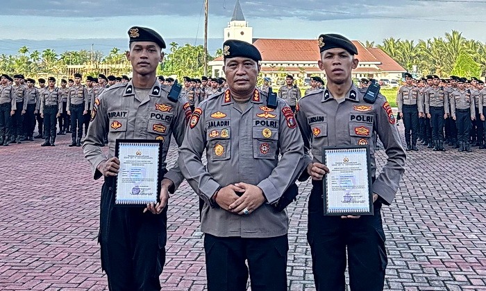 polda sumut beri penghargaan kepada personel samapta yang berhasil membekuk genk motor 83604