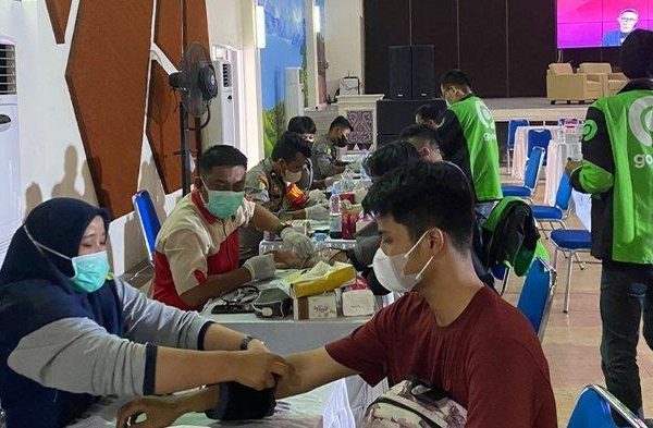 polda sumut gelar vaksinasi booster kerjasama gojek dan poltekpar 9968