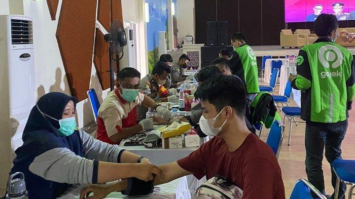 polda sumut gelar vaksinasi booster kerjasama gojek dan poltekpar 9968