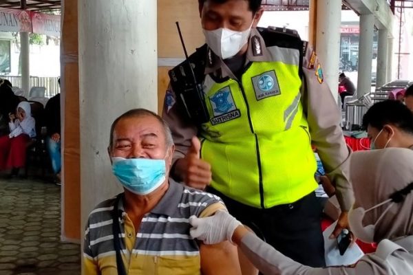 polda sumut gelar vaksinasi massal serentak guna capai herd imunity 45706