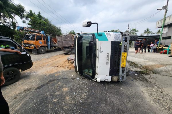 polda sumut kecelakaan tunggal truk pengangkut tanah di pancurbatu kendaraan ditahan 72398