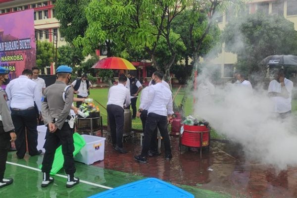 polda sumut musnahkan ratusan kilogram narkoba jenis sabu 46161