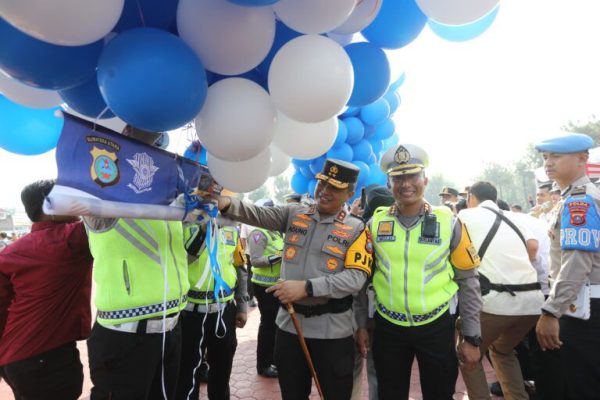 polda sumut terbangkan balon berhadiah sapi bagi warga 71331
