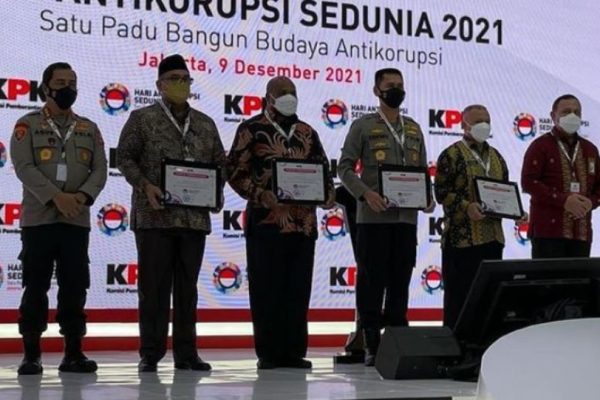polda sumut terima piagam penghargaan sebagai polda terbaik di hari anti korupsi 25362