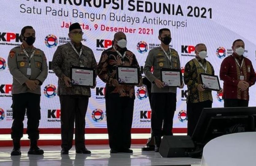 polda sumut terima piagam penghargaan sebagai polda terbaik di hari anti korupsi 25362