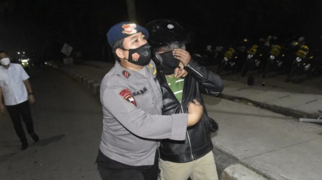 police arrest four eid homecoming provocateurs breaking the lockdown barricade in bekasi 31329