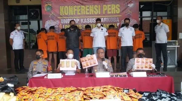 police hunt five people from the 185 kg synthetic tobacco syndicate 39104