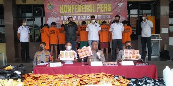 police hunt five people from the 185 kg synthetic tobacco syndicate 39104