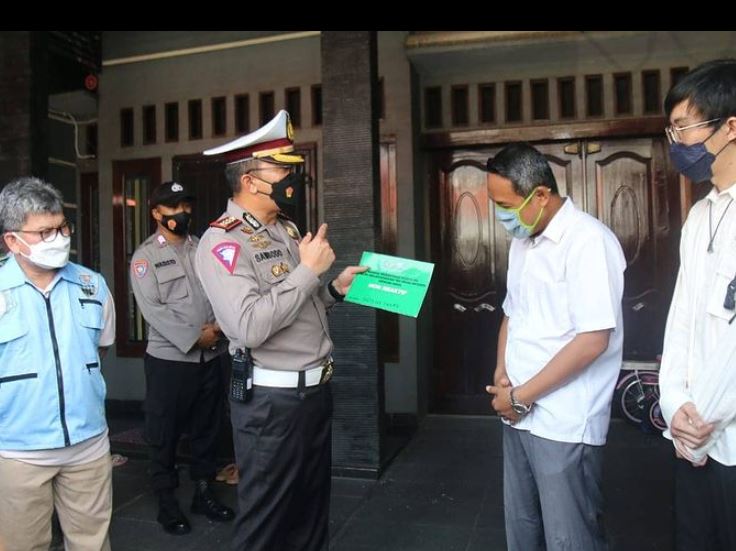police pasted three types of stickers in people s house during kampung tangguh jaya tracing activity 38945