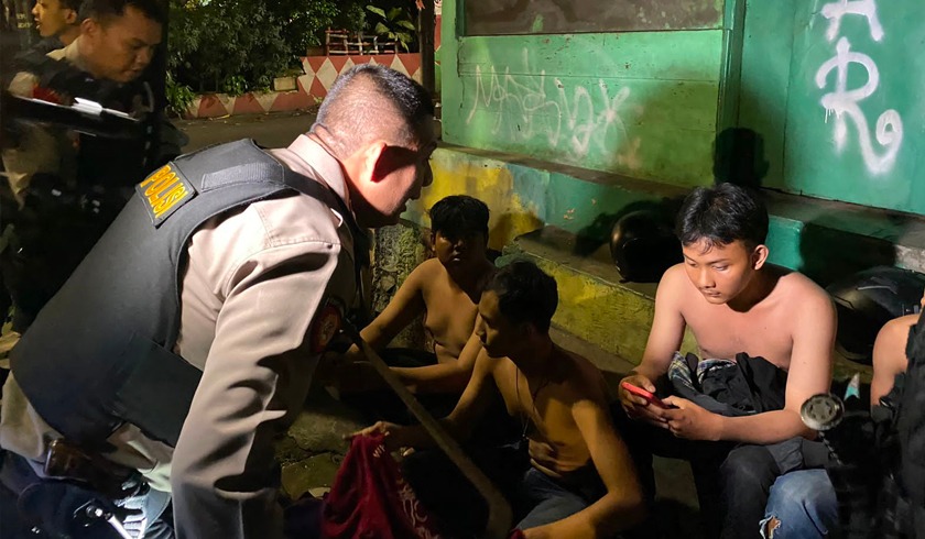 polisi amankan empat remaja membawa sajam yang sedang pesta miras 56288