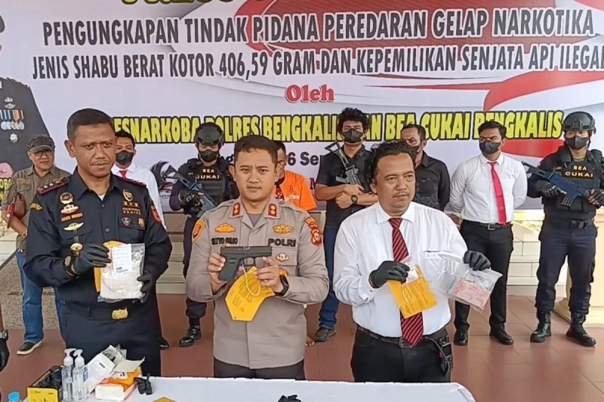 polisi amankan kurir narkotika yang membawa sajam di bengkalis 64079