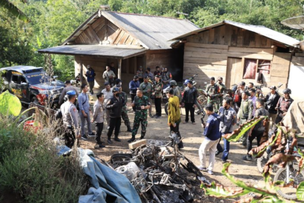 polisi amankan lokasi pembakaran rumah dan kendaraan di mulyorejo 48791