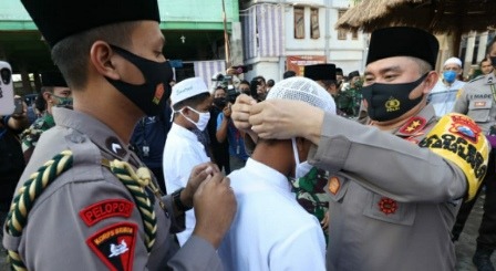 polisi bagikan 2 juta masker untuk masyarakat jatim 11163