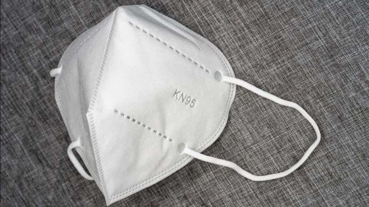 polisi bagikan masker dan hand sanitizer kepada pengguna jalan di garut 68036