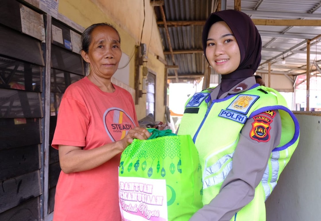 polisi bagikan takjil ke warga kota di jambi 56302